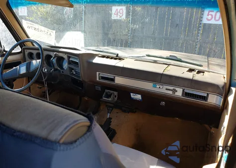 1987 Chevrolet Suburban V10 from USA, damaged, VIN 1GNEV16K5HF131852